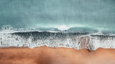 棕色沙滩上的海浪